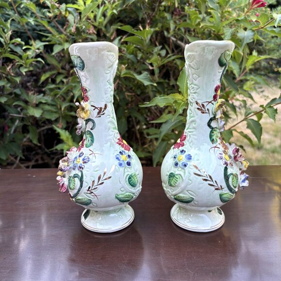 Vintage Ceramic Floral Rococo Vase Pair with Applied Flowers - Picture 4 of 13